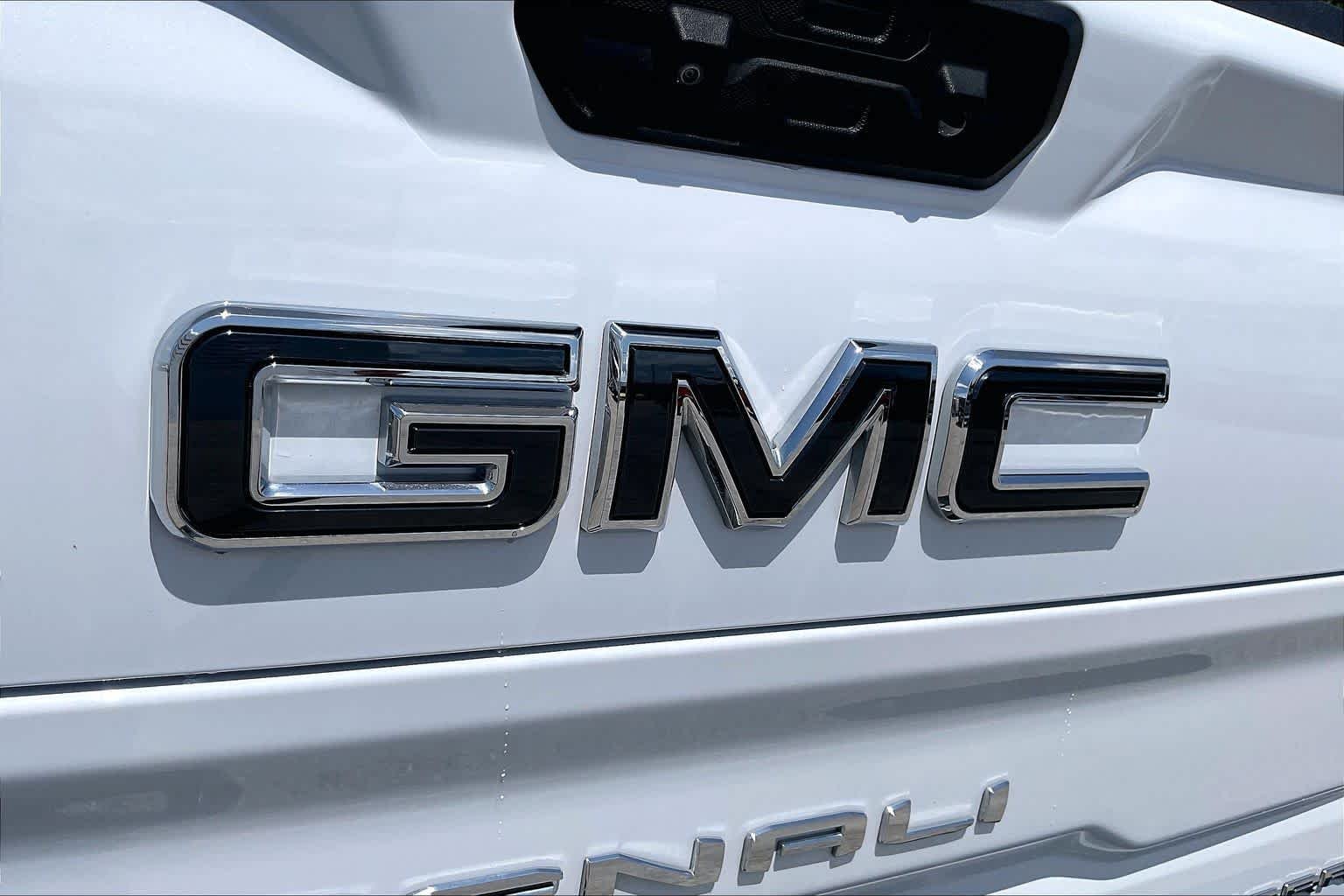 Used 2026 Glacier White Tricoat GMC Denali Ultimate image 31