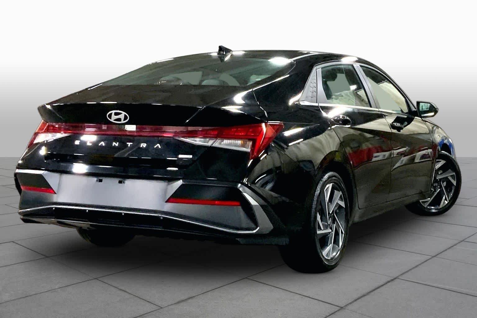 Used 2025 Abyss Black Hyundai Limited image 13