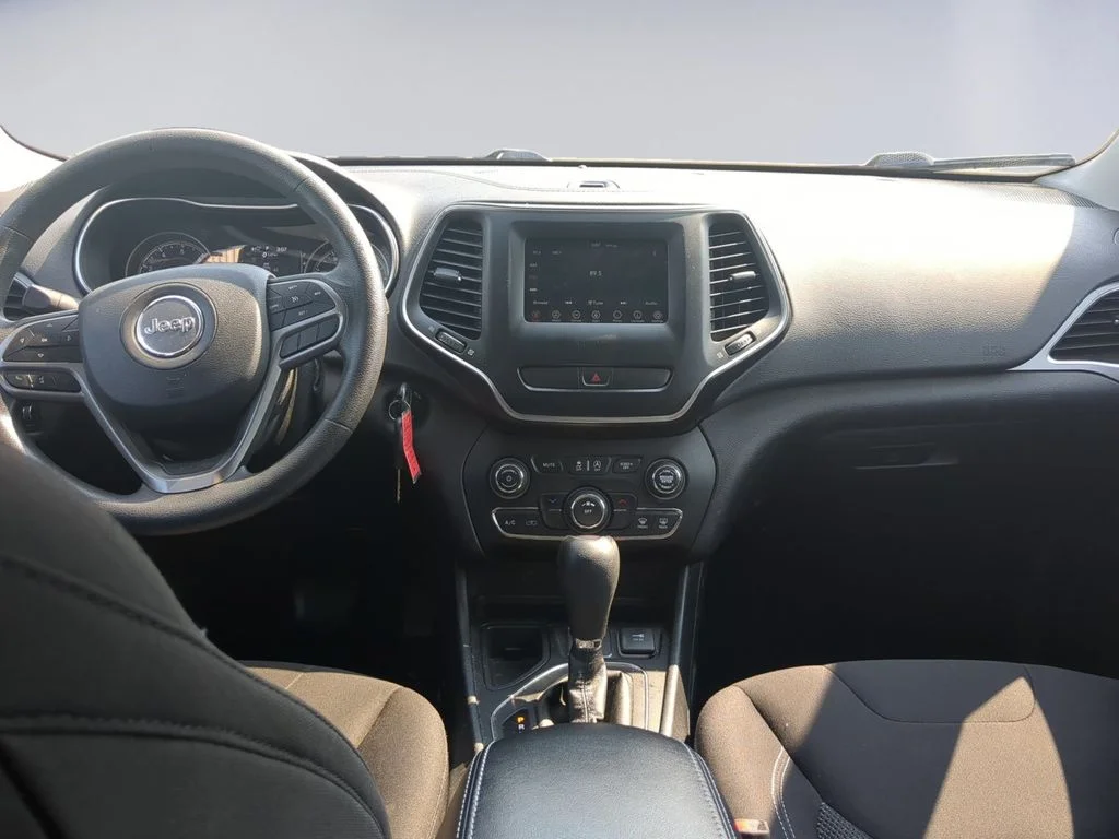 Used 2019 White Jeep Latitude image 14