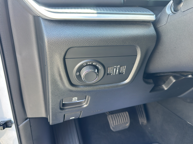 Used 2024 White Jeep Laredo image 28