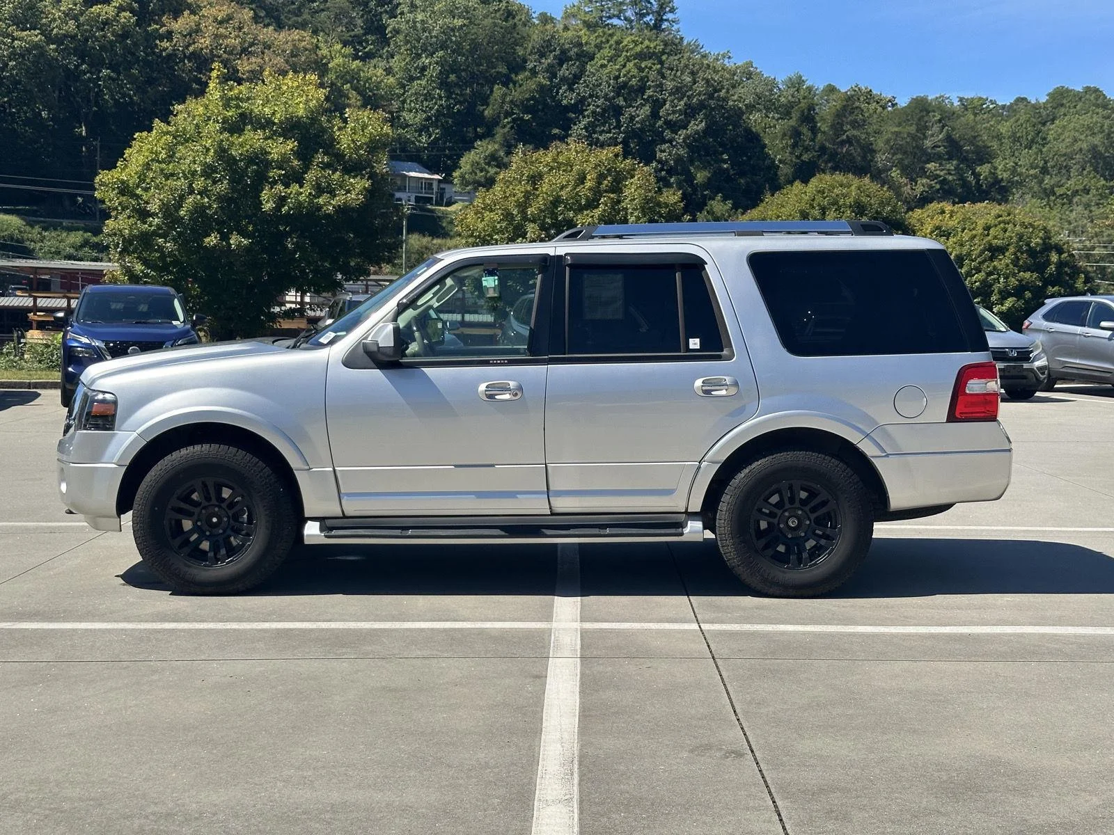Used 2012  Ford Limited image 4