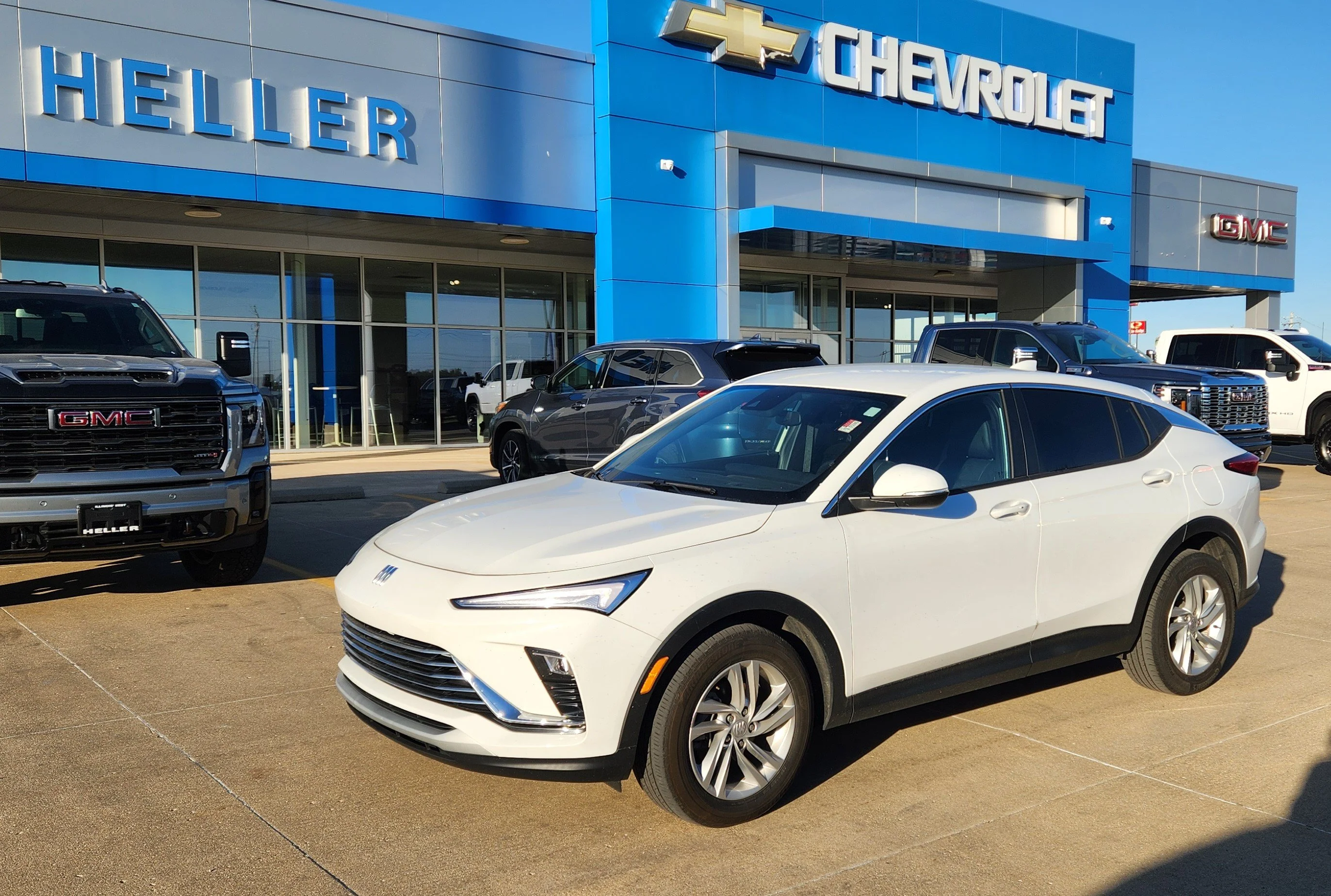 Used 2024 Summit White Buick Preferred image 3
