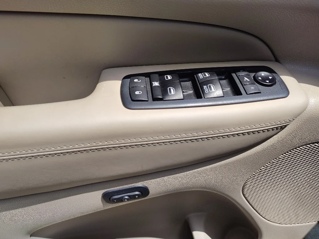 Used 2020 Velvet Red Pearlcoat Jeep Overland image 11