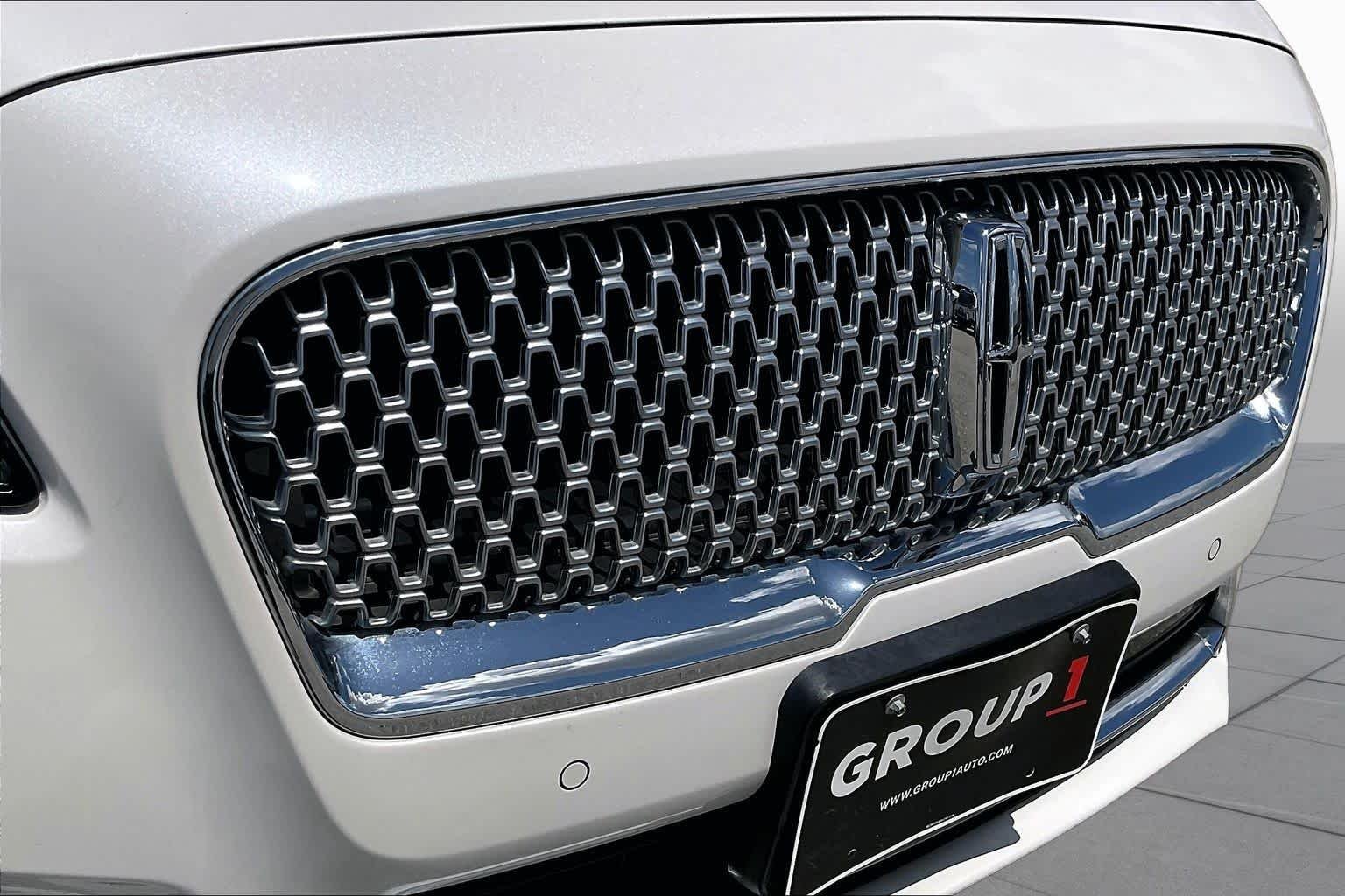 Used 2018 White Platinum Tri-Coat Lincoln Reserve image 29