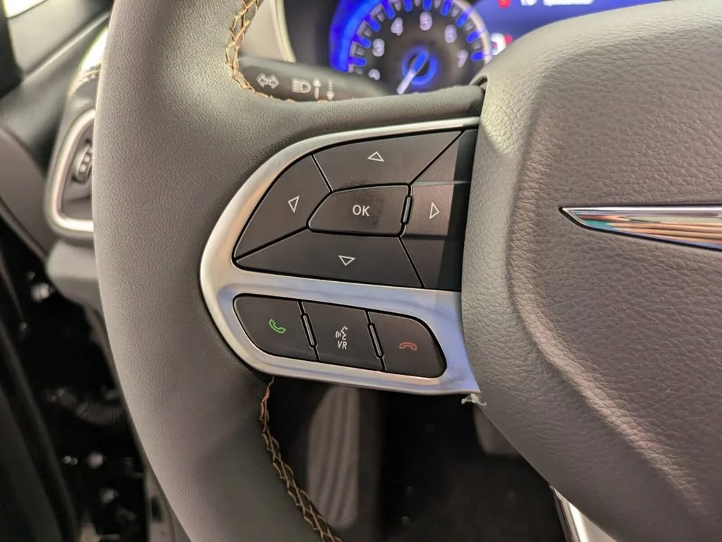 New 2026 Diamond Black Crystal Pearl-Coat Exterior Paint Chrysler Pinnacle image 21