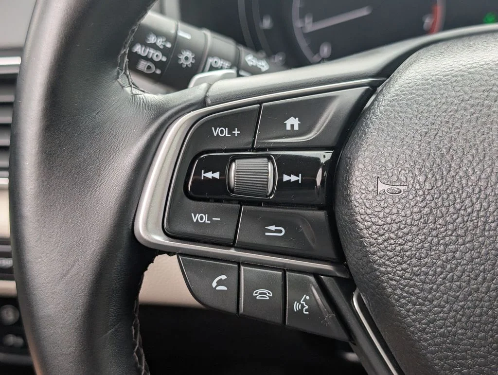 Used 2018 Red Honda Touring image 19