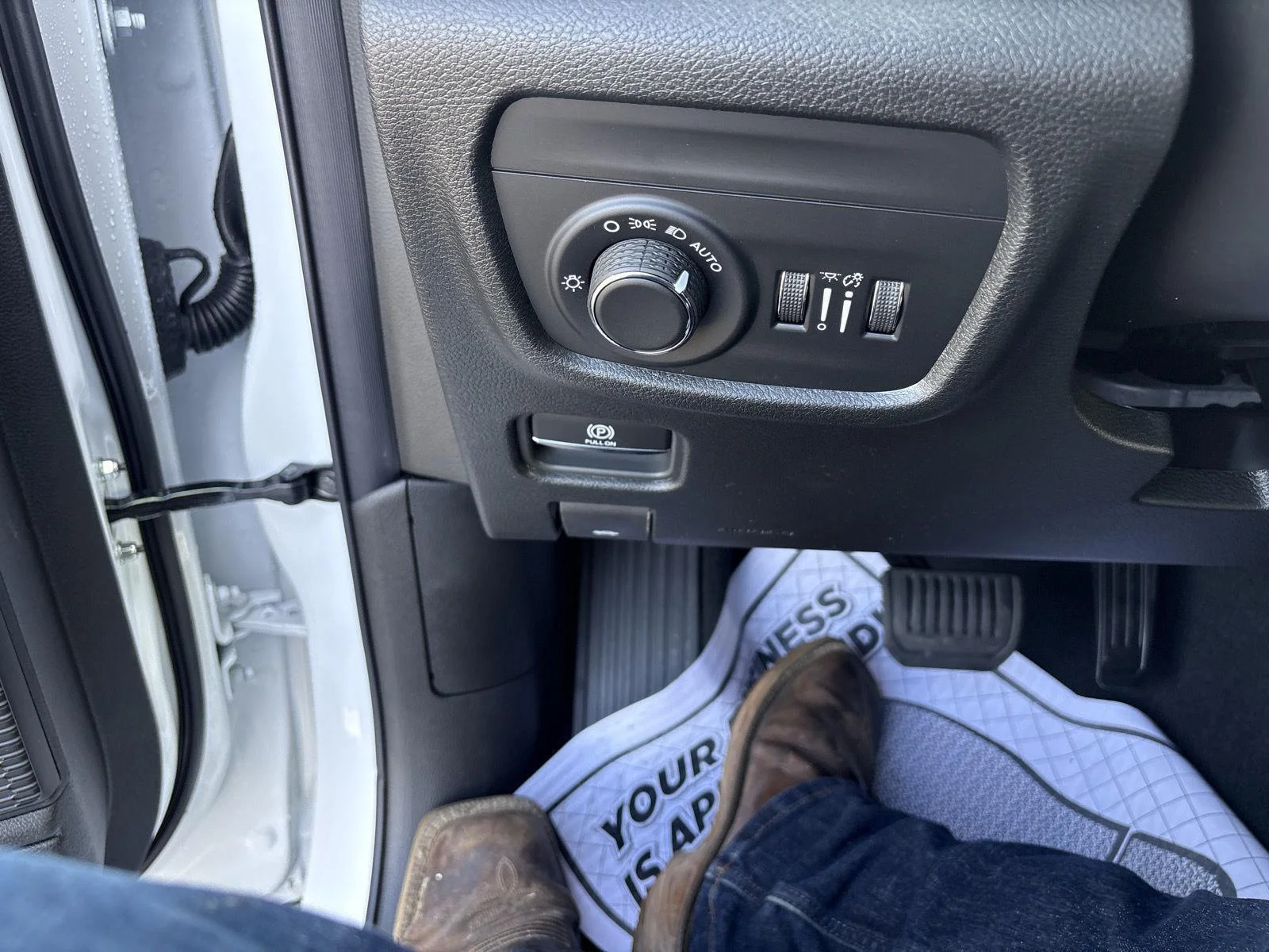 New 2026 Bright White Clearcoat Jeep Laredo Altitude image 21