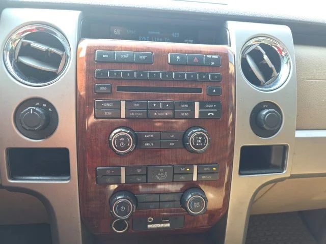 Used 2010 White Ford Lariat image 18