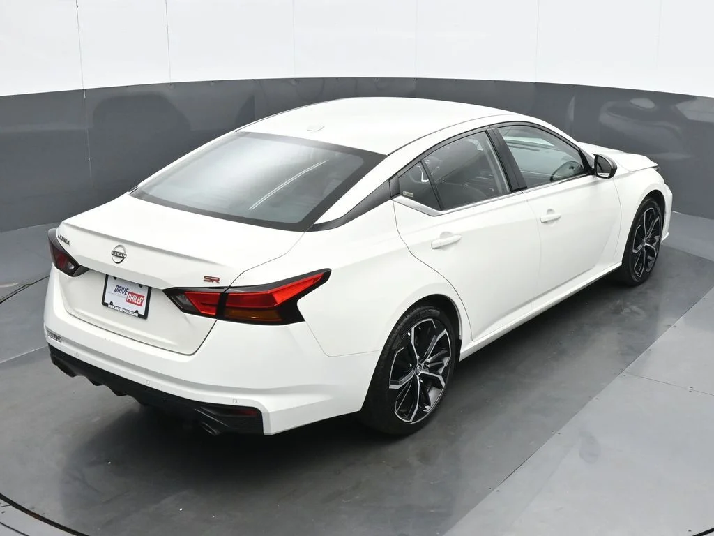 Used 2025 White Nissan 2.5 SR image 22