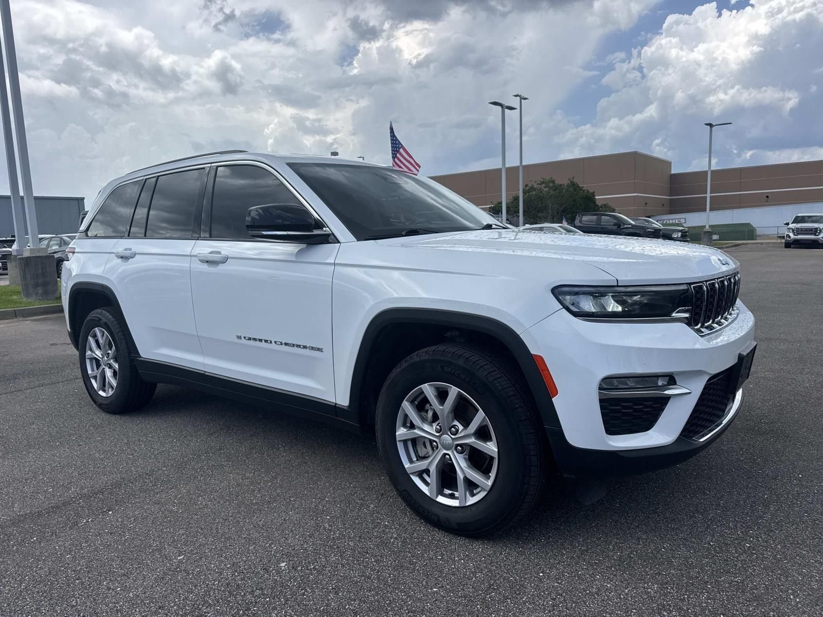 Used 2022 White Jeep Limited image 3