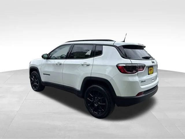 New 2026 Bright White Clear-Coat Exterior Paint Jeep Latitude image 5
