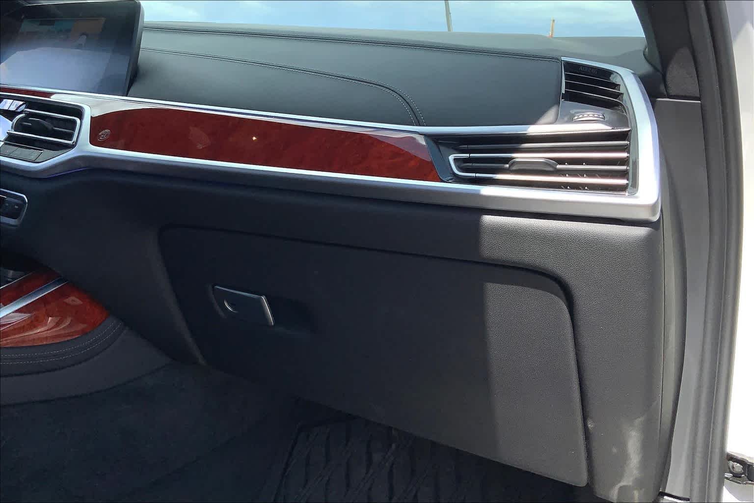 Used 2022 Mineral White Metallic BMW ALPINA XB7 image 18