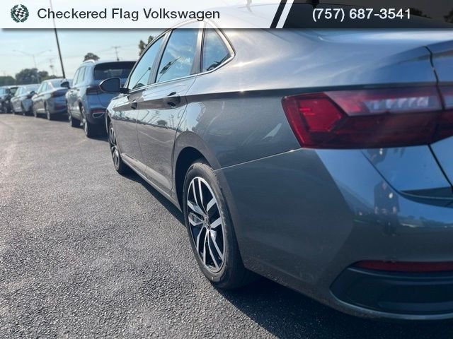 Used 2025 Platinum Gray Metallic Volkswagen 1.5T SE image 8