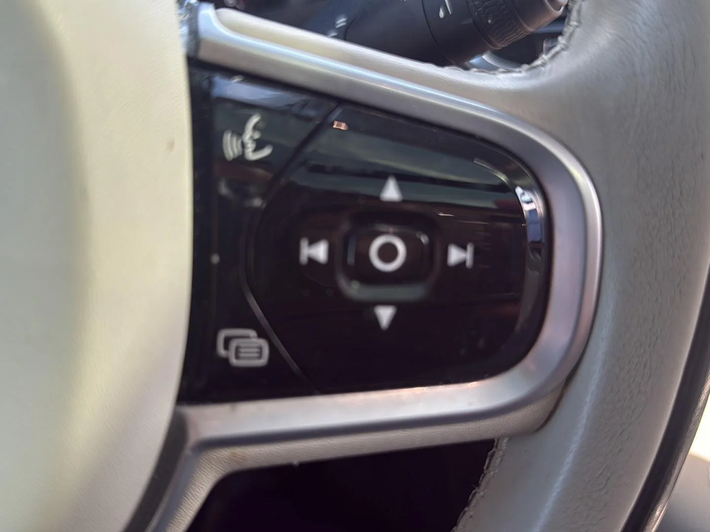Used 2021 Bright Silver Metallic Volvo Momentum image 23