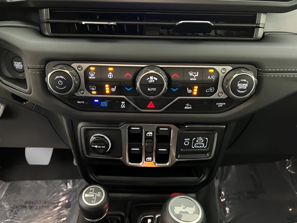 Used 2025 Anvil Clear Coat Jeep Sahara 4xe image 32