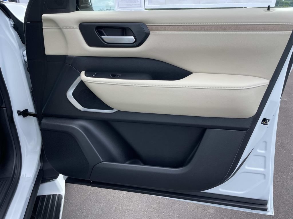 New 2026 Everest White TriCoat / Super Black Two-tone Nissan Platinum Reserve image 17