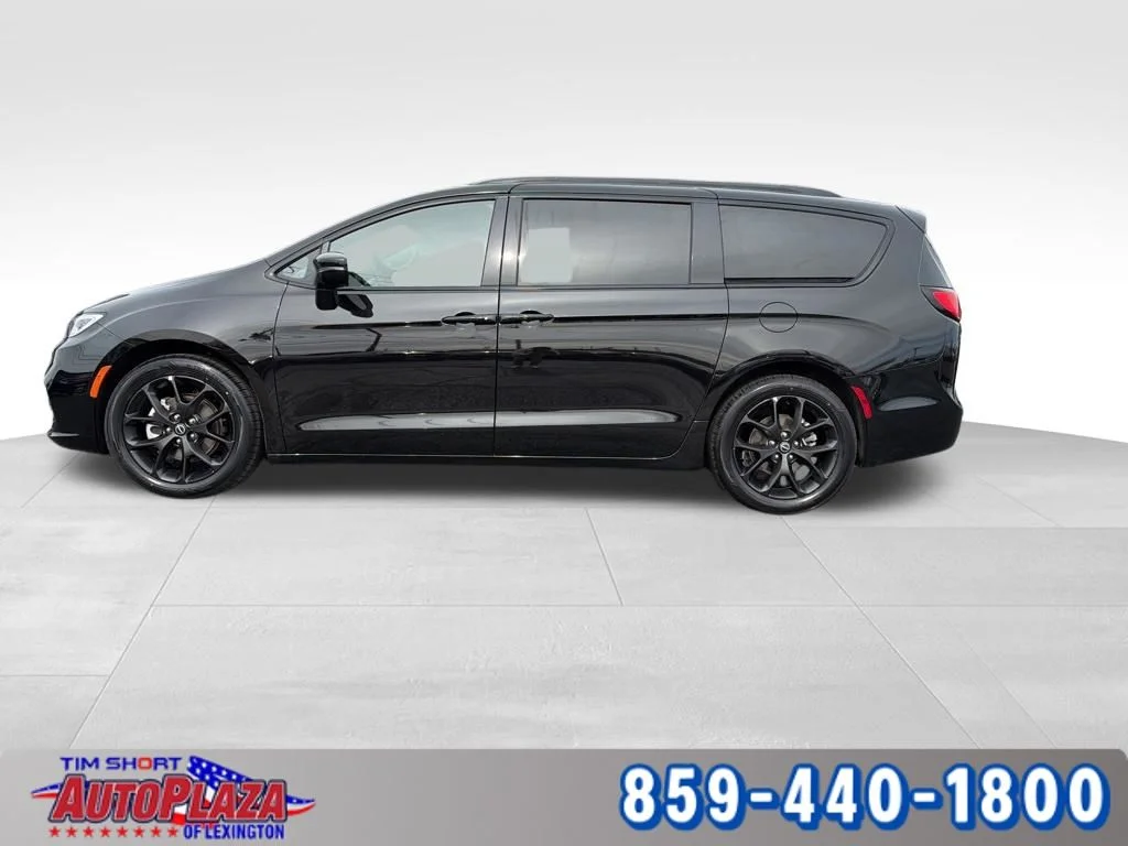 Used 2025 Black Chrysler Limited image 2