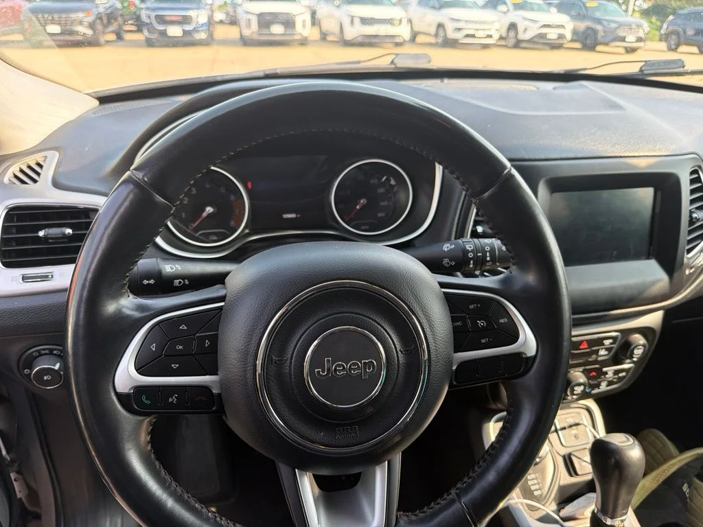 Used 2018 Silver Jeep Latitude image 6