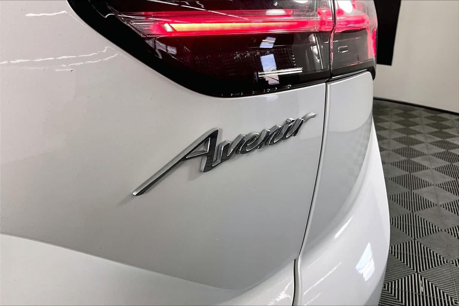 Used 2023 White Frost Tricoat Buick Avenir image 10
