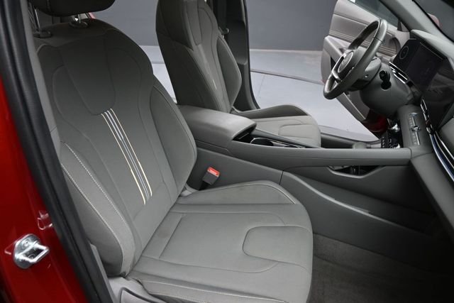 Used 2025 Red Hyundai SEL Convenience image 27