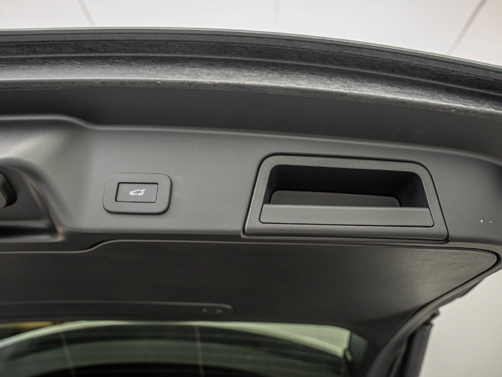 Used 2026 Arroios Grey Metallic Land Rover Dynamic image 37