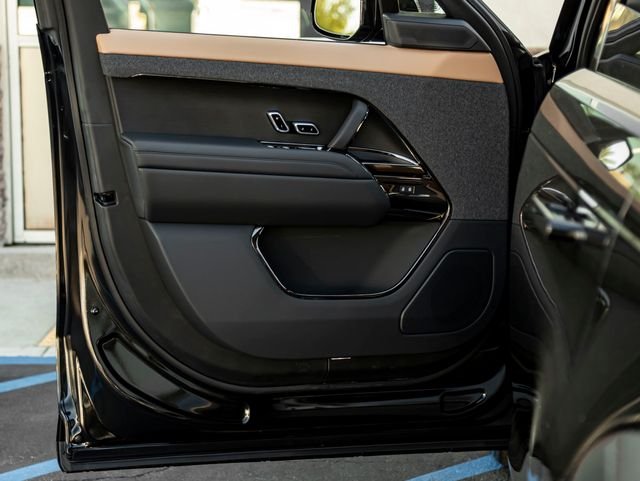 New 2026 Santorini Black Land Rover Dynamic SE image 12