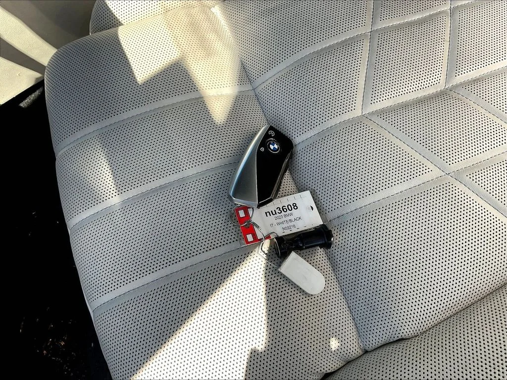 Used 2023 Alpine White BMW xDrive60 image 34