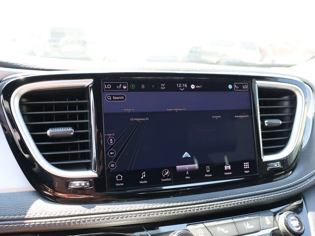 Used 2025 White Chrysler Limited image 33