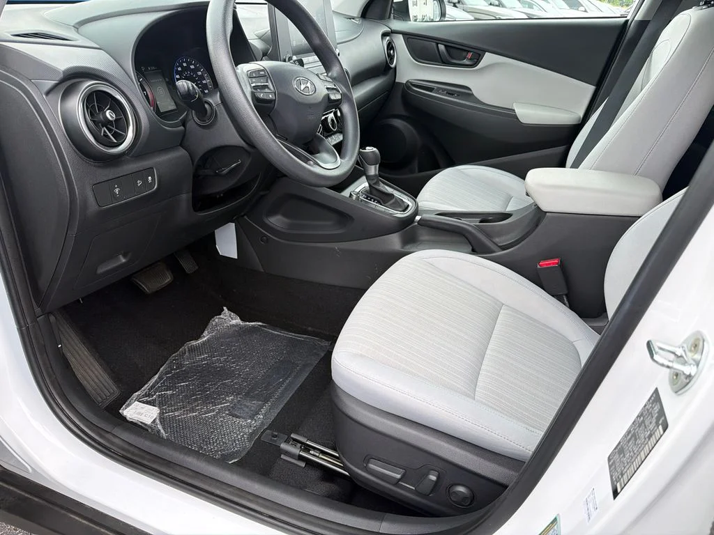 Used 2023 White Hyundai SEL image 9