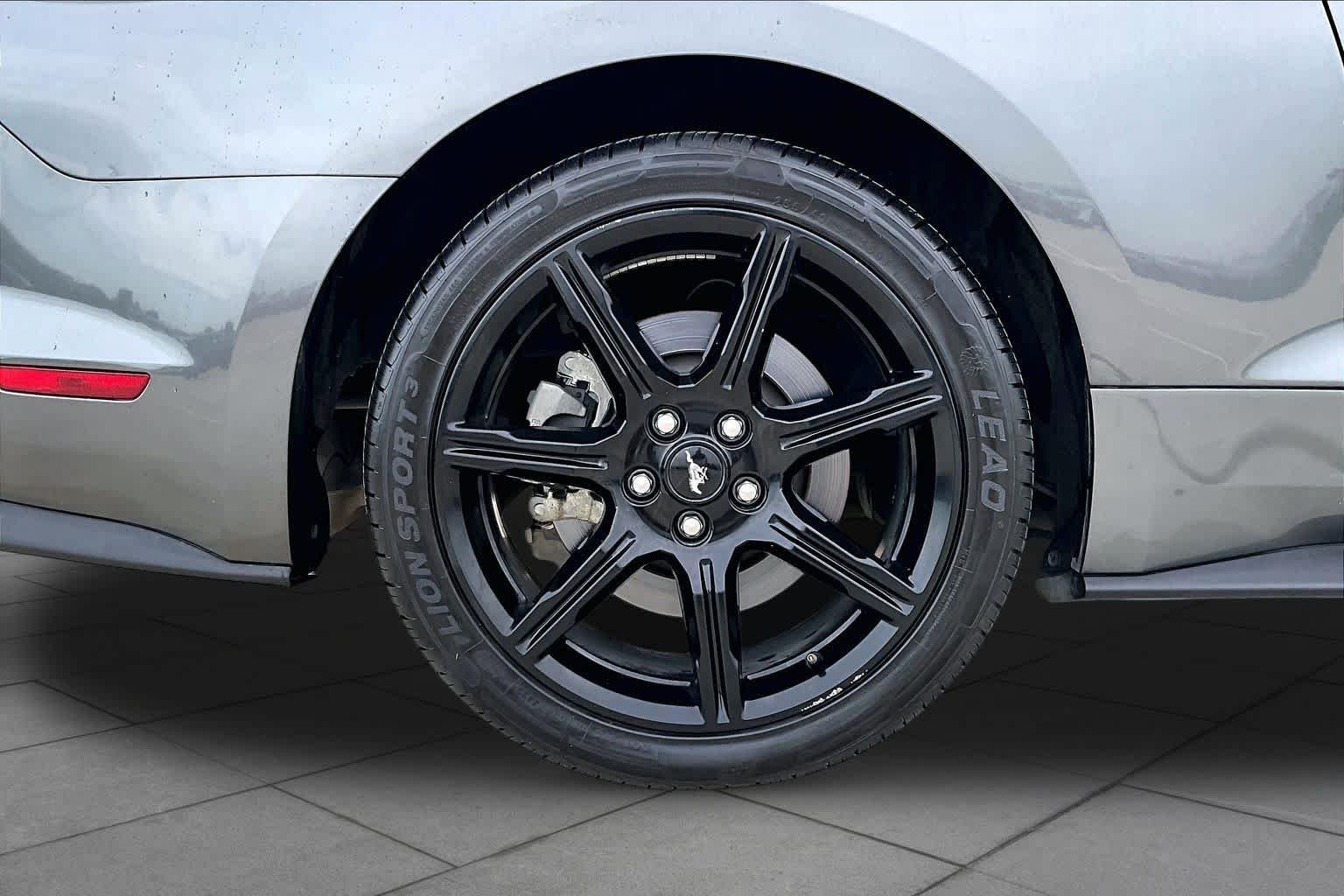 Used 2019 Magnetic Metallic Ford GT image 9