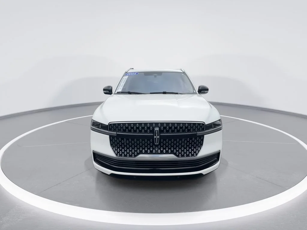 Used 2025 White Lincoln Reserve image 3