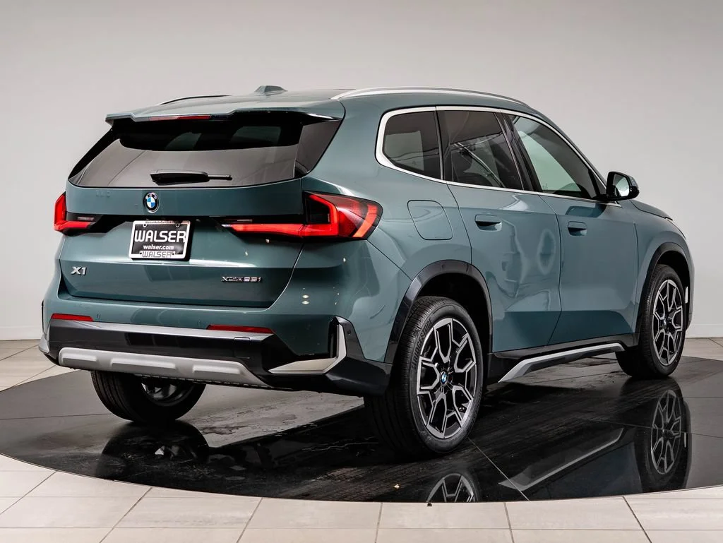 New 2026 Cape York Green Metallic BMW xDrive28i image 10
