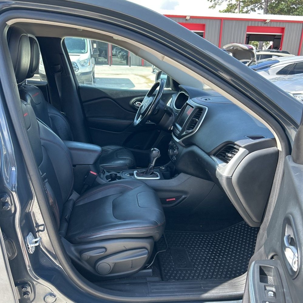 Used 2016 Gray Jeep Trailhawk image 8