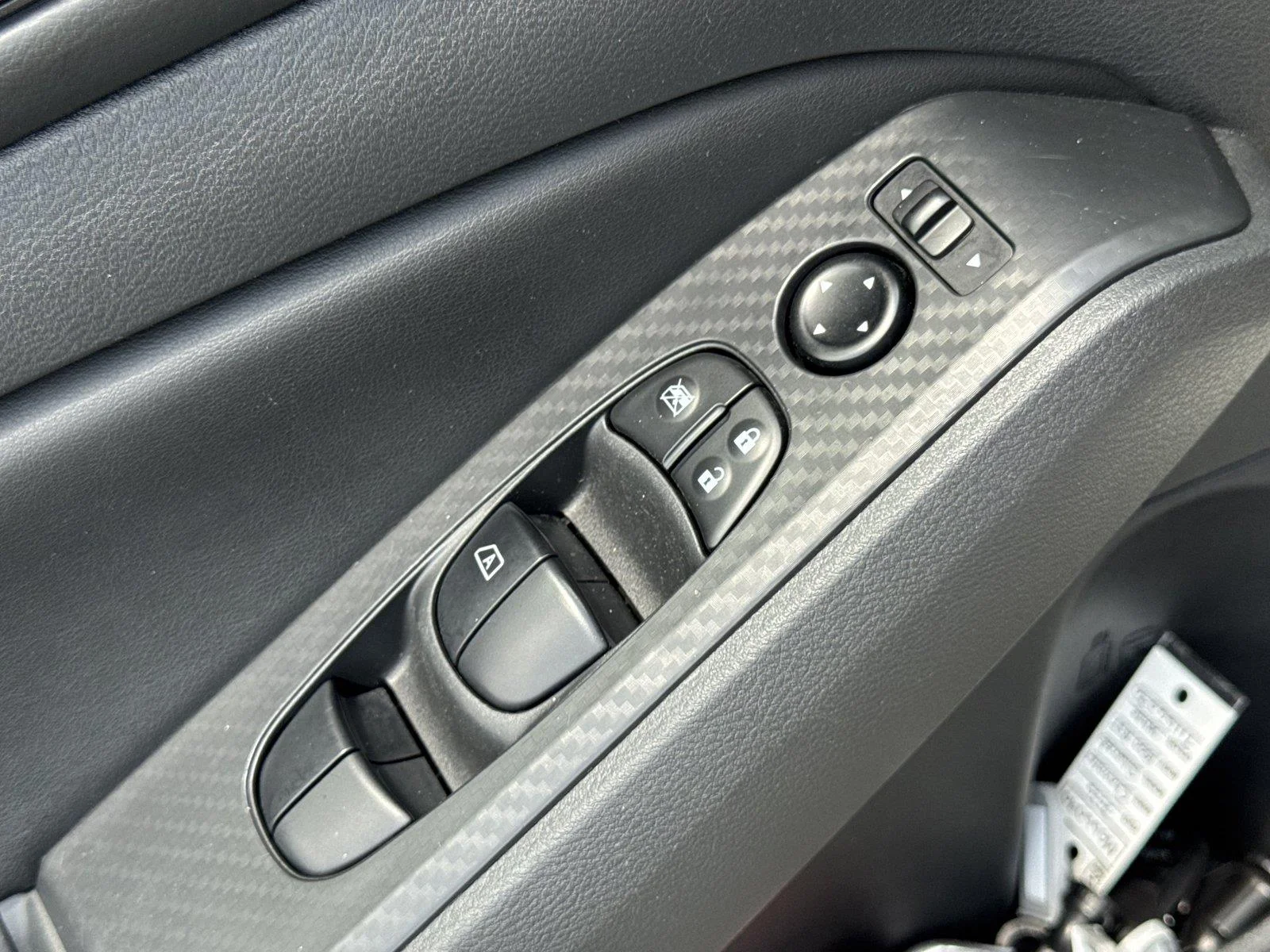 Used 2025 Glacier White Nissan SV image 18