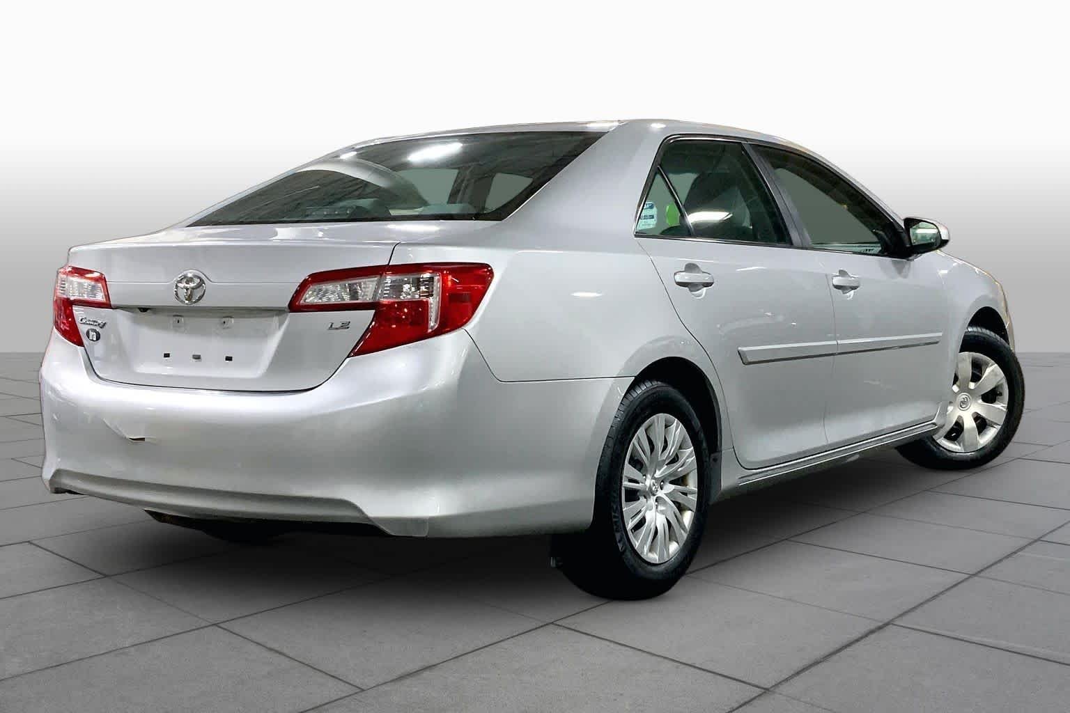 Used 2014 Classic Silver Metallic Toyota LE image 13