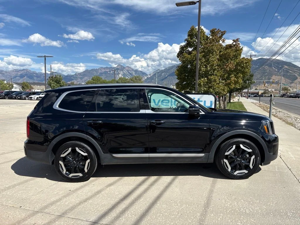 Used 2025 Black Kia S image 3