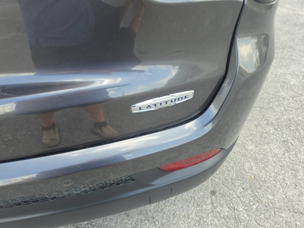 Used 2022 Gray Jeep Latitude FWD image 15