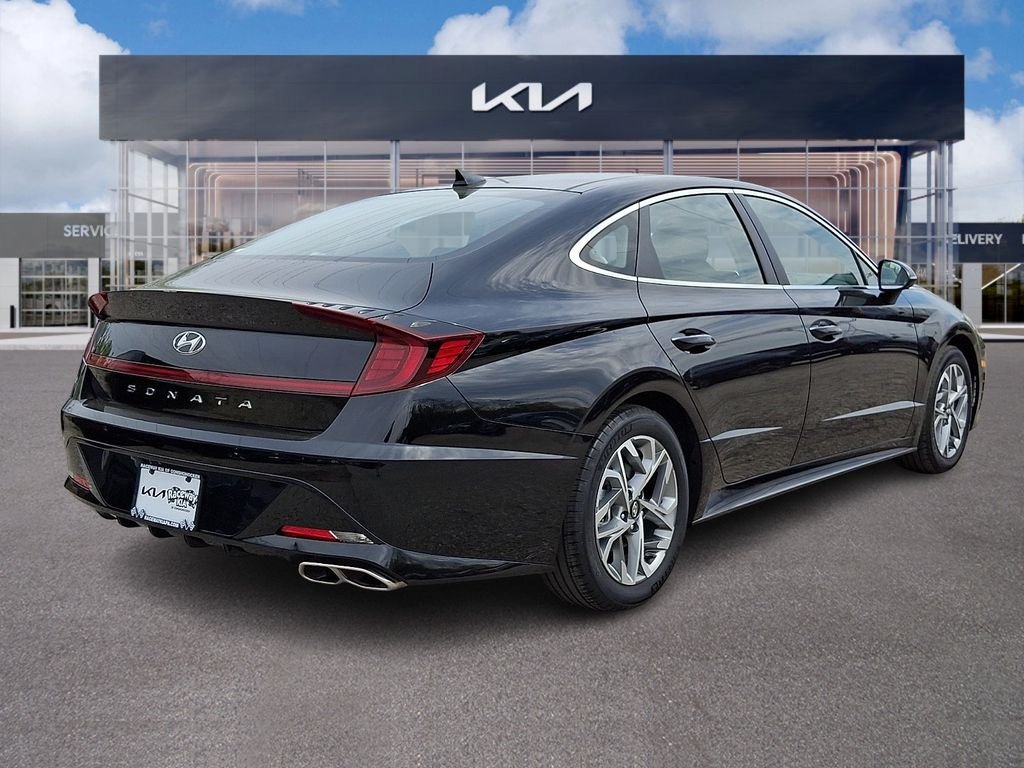 Used 2023 Black Hyundai SEL image 6