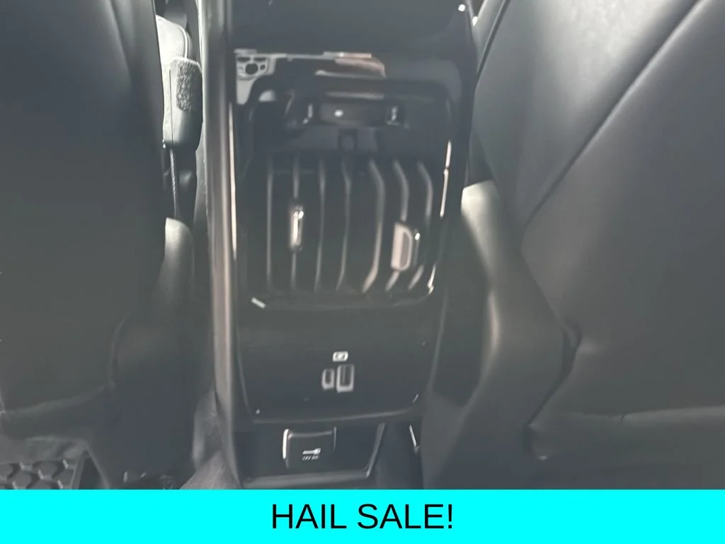 New 2026 Diamond Black Crystal Pearlcoat Jeep Latitude image 17