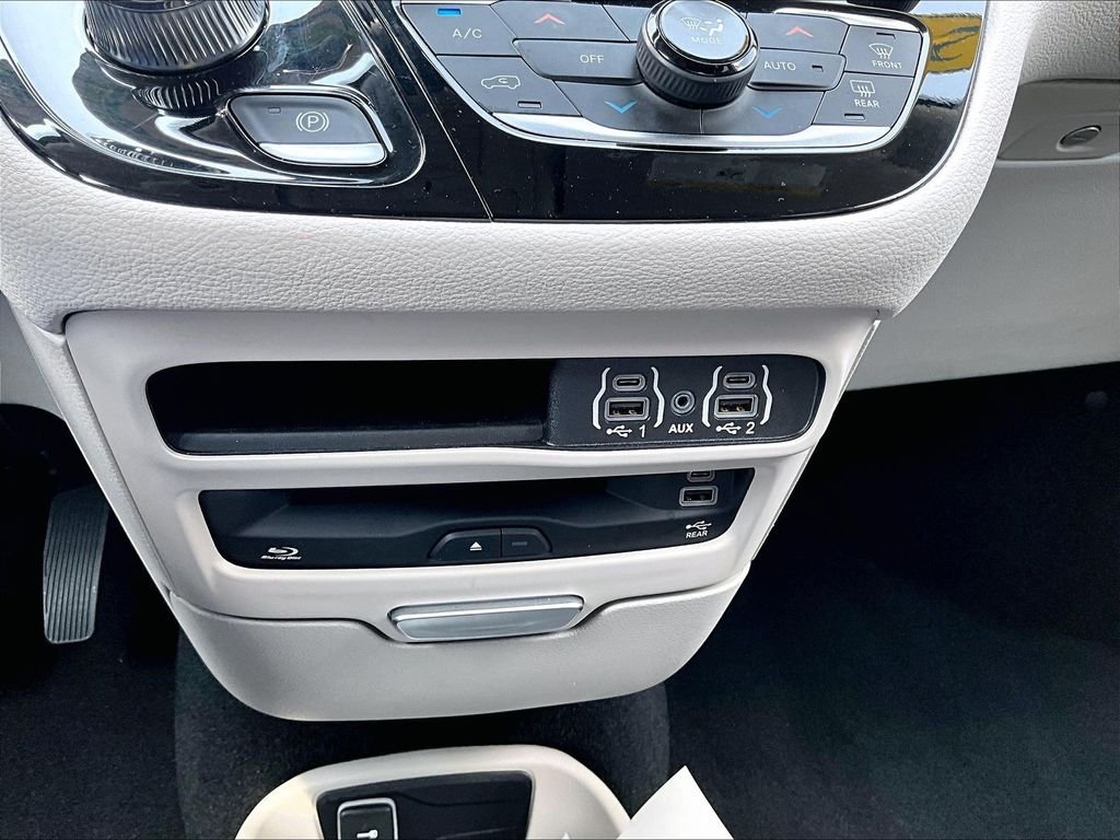 Used 2024 Black Chrysler Touring L image 19