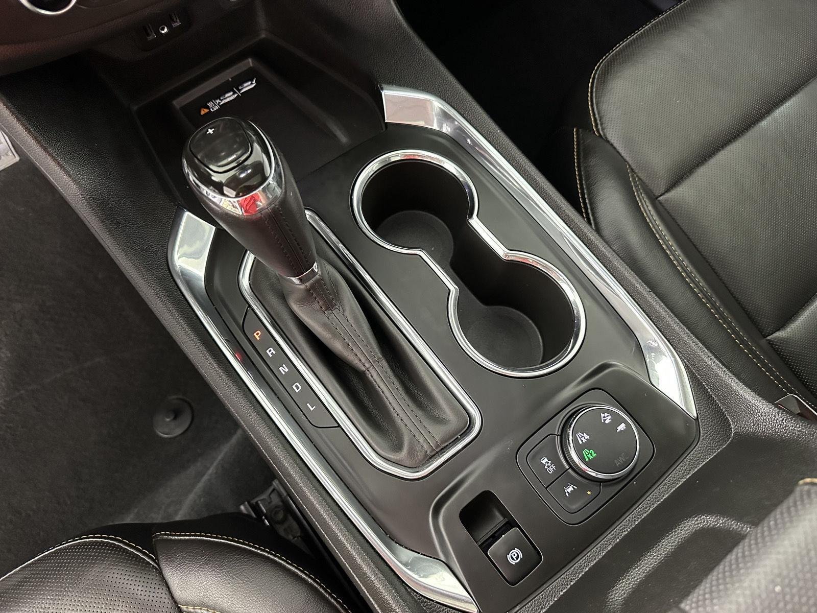 Used 2018 Iridescent Pearl Tricoat Chevrolet Premier image 12