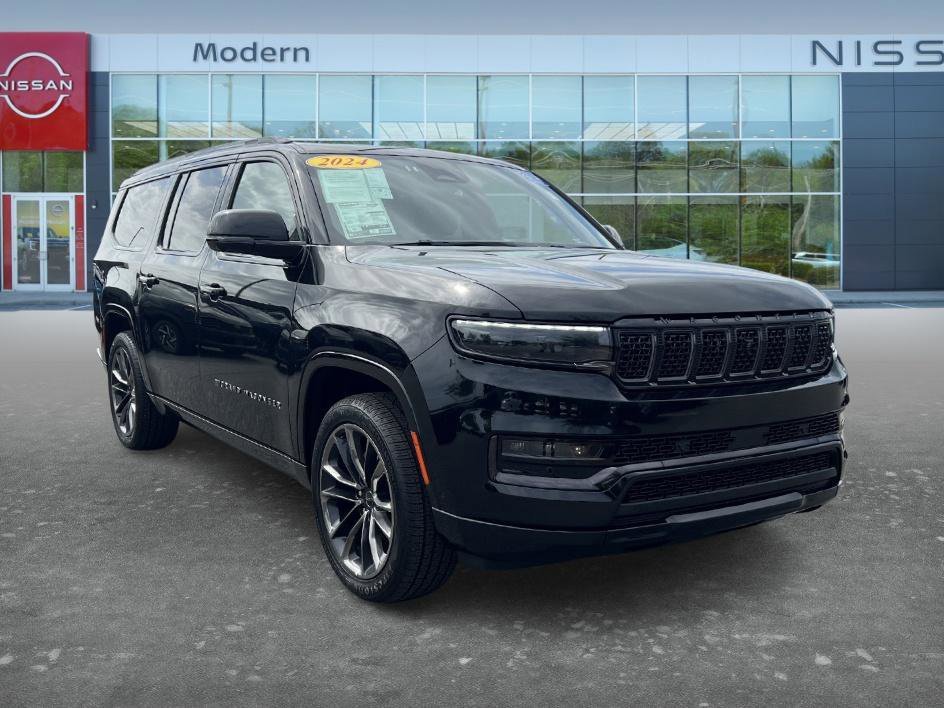 Used 2024 Diamond Black Crystal Pearlcoat Jeep Series II image 5
