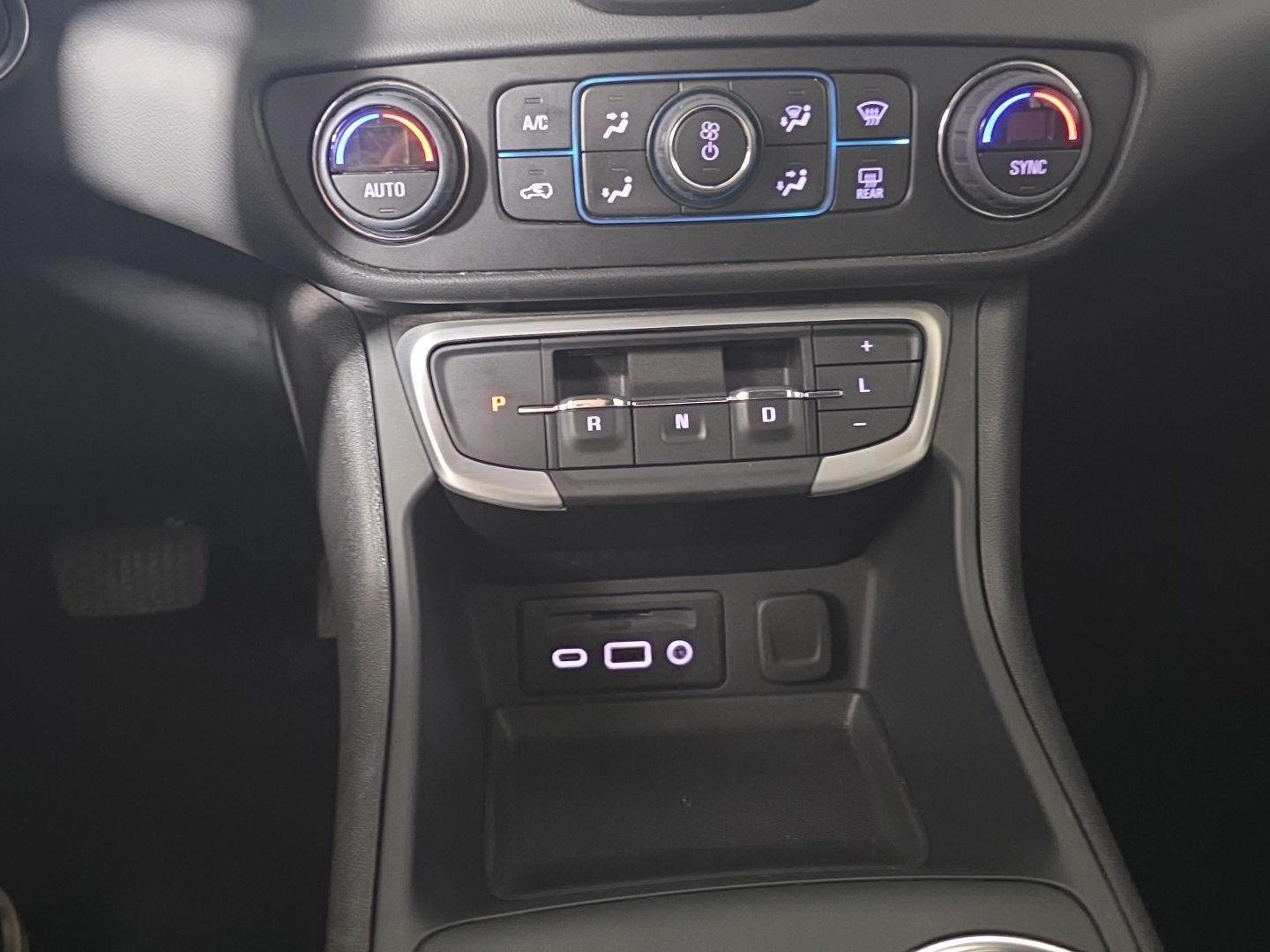 Used 2024 Downpour Metallic GMC SLT image 15