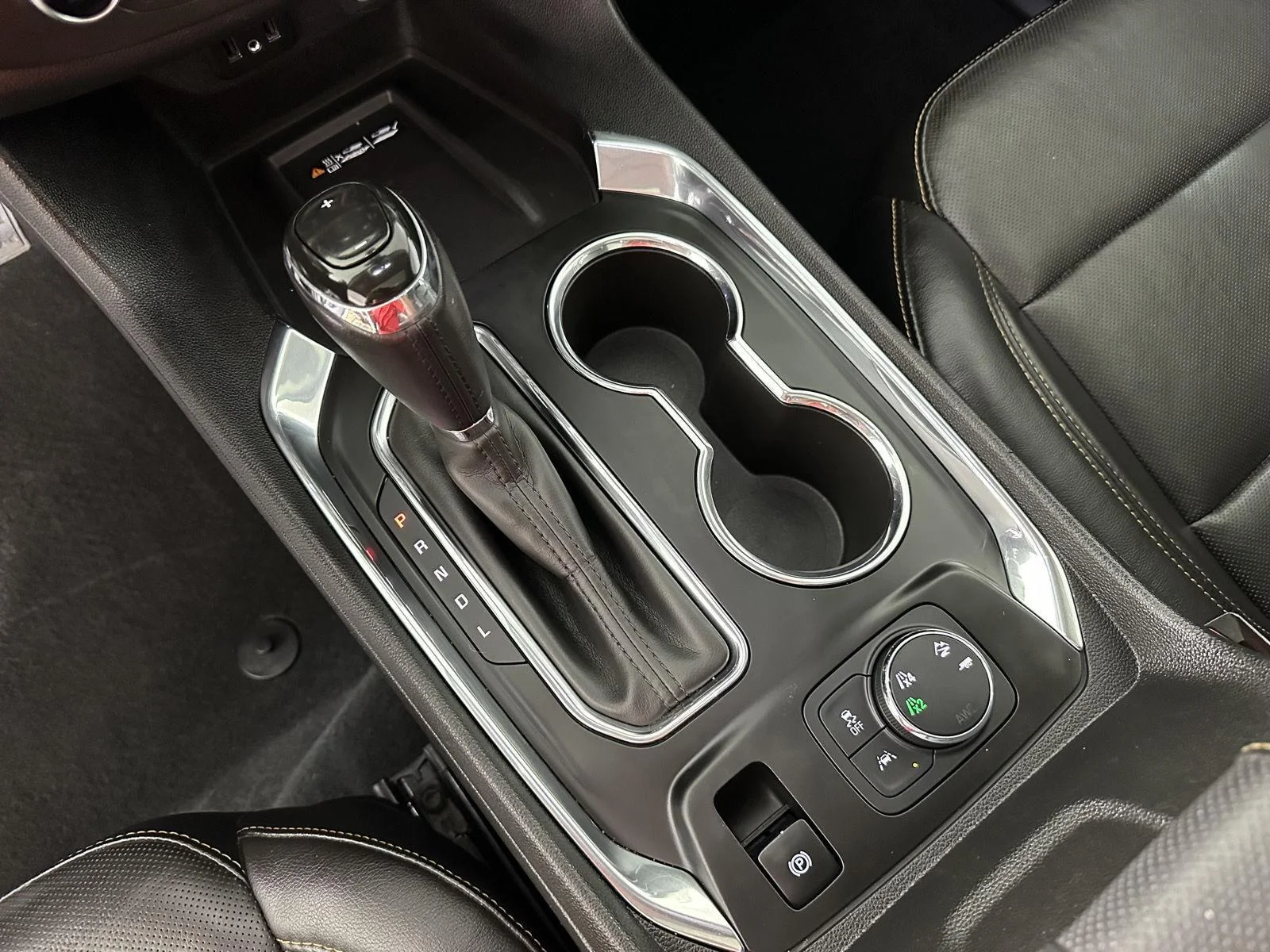 Used 2018 Iridescent Pearl Tricoat Chevrolet Premier image 12