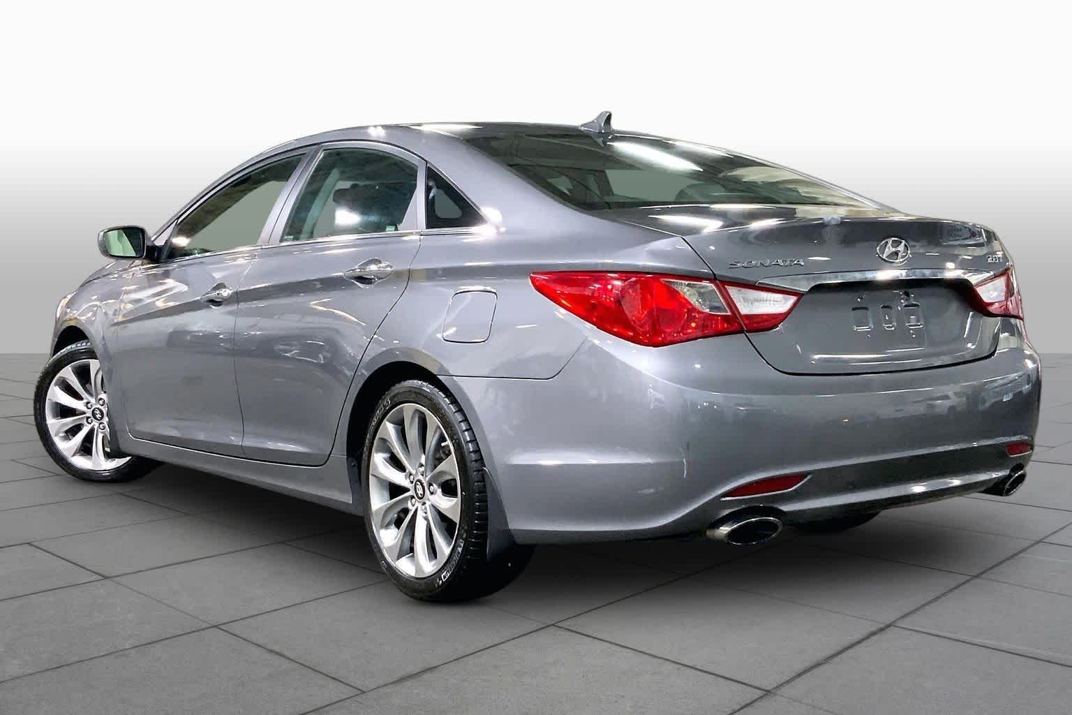 Used 2011 Harbor Gray Metallic Hyundai SE image 11