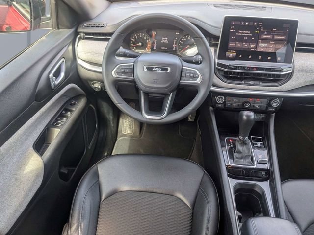 Used 2024  Jeep Latitude image 15