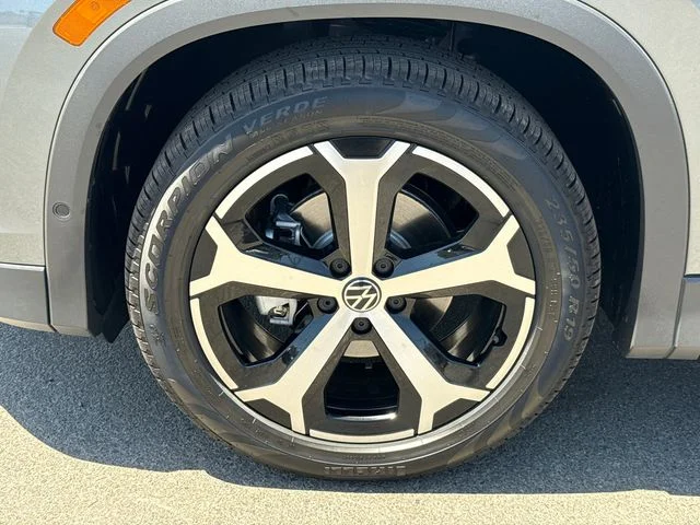 New 2026 Platinum Gray Metallic Volkswagen 2.0T SE image 13