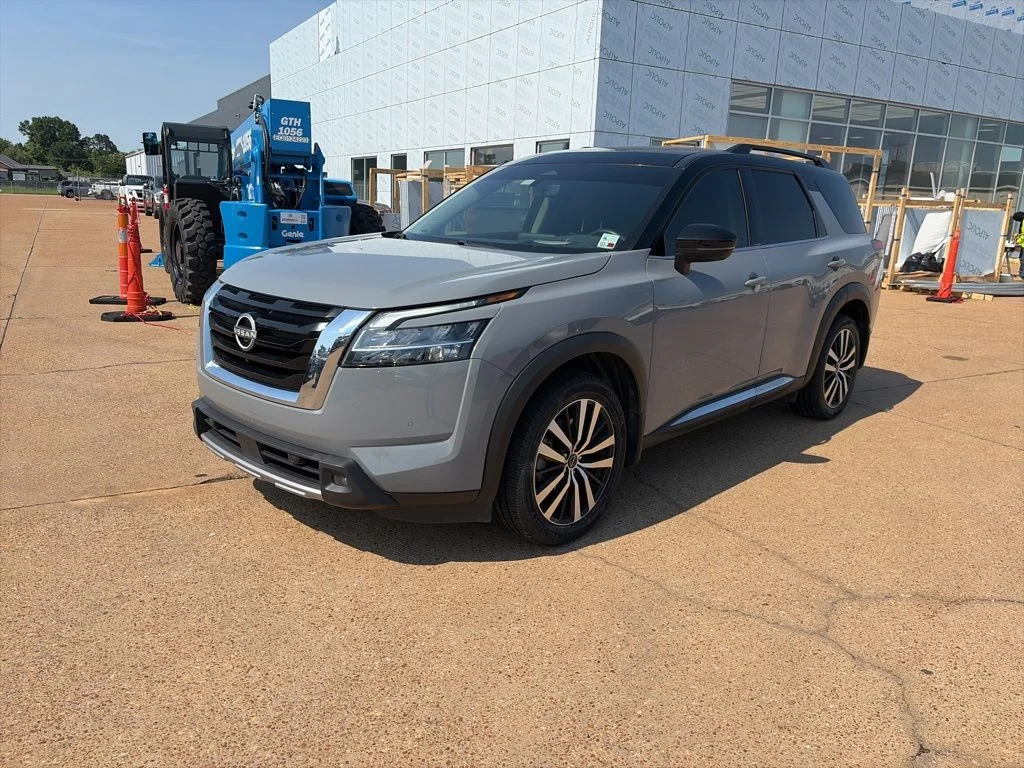 2024 Nissan Pathfinder Platinum 2WD's photo