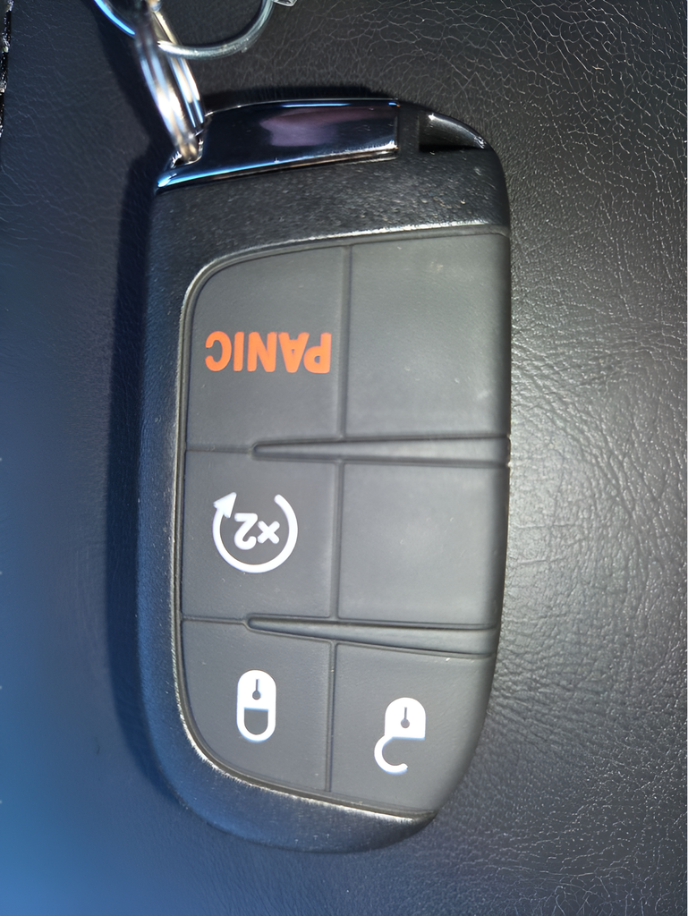 New 2026 Hydro Blue Pearl-Coat Exterior Paint Jeep Latitude image 25
