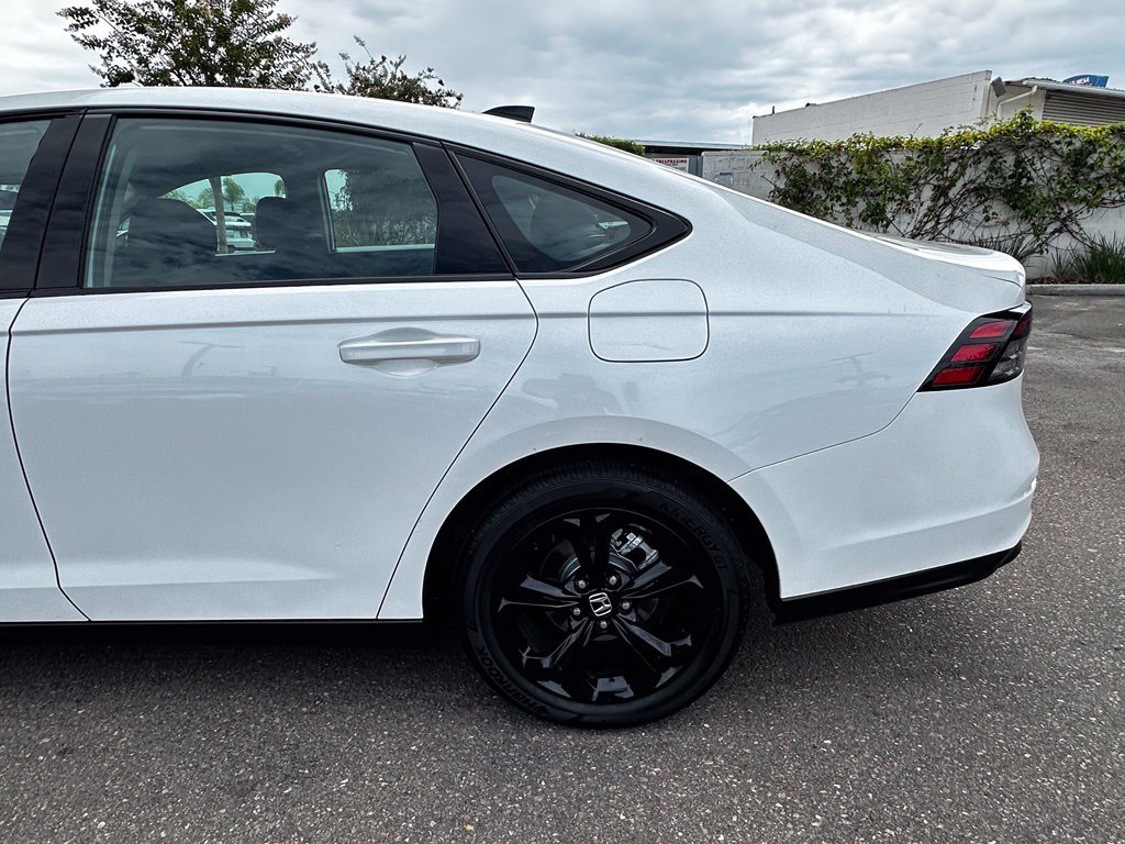 Used 2025 Platinum White Pearl Honda SE image 6